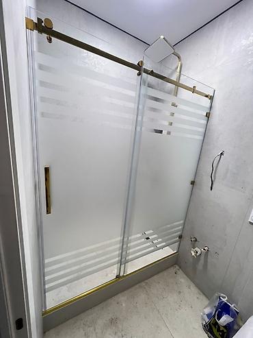 Душевые перегородки и ограждения: Стеклянные прямые душевые перегородки из закаленного стекла. Тип — 12