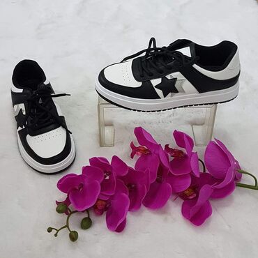 Women's Sneakers and athletic shoes: 36-41
2000 — 4