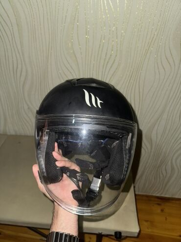 ateve motor: MT brendinə məxsus mat qara rəngli motosiklet dəbilqəsi. Şəffaf vizoru