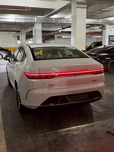 2025: BYD Qin Plus (sedan), ağ rəng. - Kuzov: 4 qapılı sedan, aerodinamik — 5