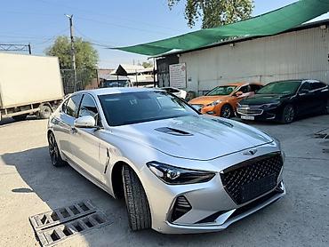 bmw 5: Genesis G70 — спортивный седан бизнес‑класса в серебристом цвете — 2