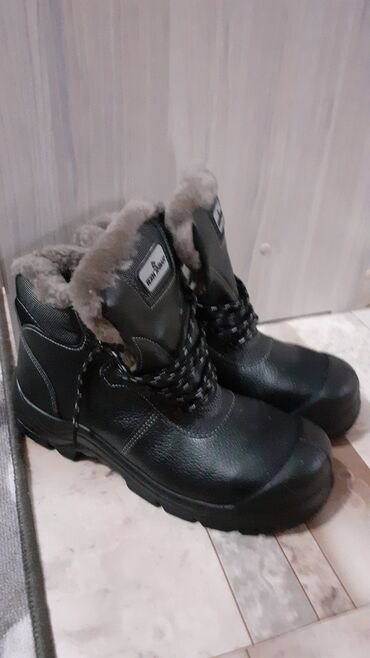 мужская обувь на зиму: Теплые зимние ботинки 42 размер. спец. обувь. защищает от сильных