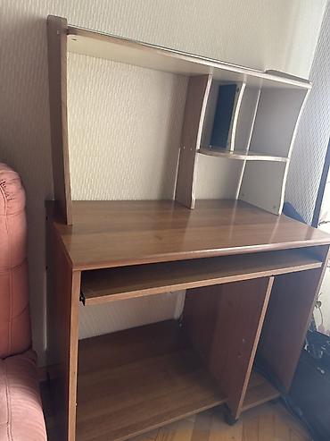 office table: Компьютерный стол с надстройкой, цвет – тёплый орех. Особенности: - — 1