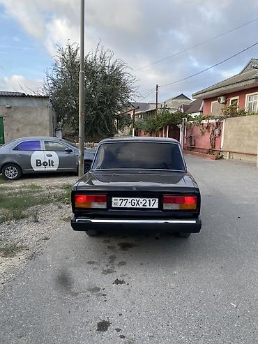 VAZ (LADA): VAZ 2107, qara rəng, sedan kuzov. Texniki xüsusiyyətlər: - Benzin — 5