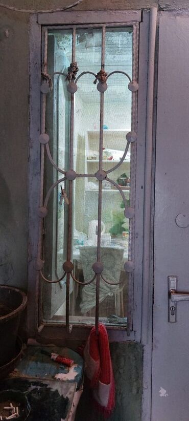 Алчипан: - Material: metal, şüşə pəncərə
- Ölçü: dar və hündür formalı, 118x38