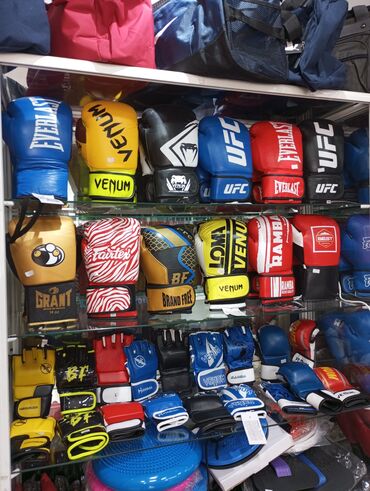 боксерские перчатки: Перчатки боксерские кожаные