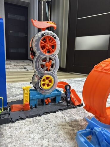 домики для садика: Игровой набор Hot Wheels Stunt Garage с трассой и элементами трюков