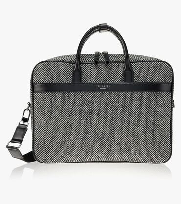 Səsgücləndiricilər, qulaqlıqlar və mikrofonlar: Ted Baker brendindən olan bu çantanın əsasən qara və boz rənglərdə