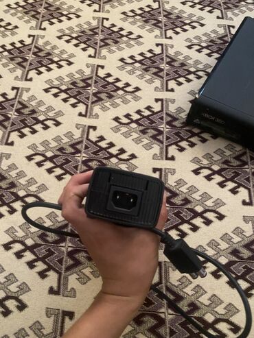 iphone телефон бу: Игровая консоль Xbox 360 в черном цвете. В комплекте с консолью идет