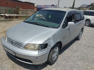 матор одисей: Минивэн Honda Odyssey серебристого цвета, представленный на