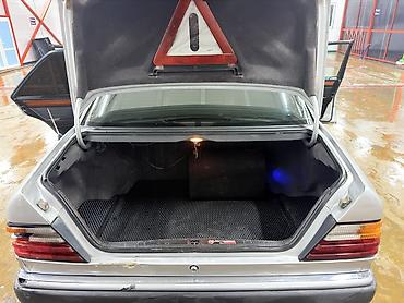 подномерник с подсветкой: Mercedes-Benz W124: 1993 г., 2 л, Механика, Бензин, Седан — 3