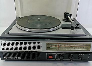 Sovet istehsalı “Serenada P3-208” vinil pikap-radio kombi cihazı