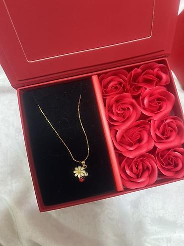 8 mart hediyelik: 925 eyar Gumuw. Hediyyelik dəsti: zərif boyunbağı + qızıl-qırmızı — 1