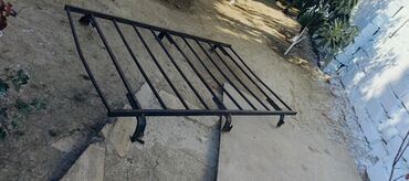 traktor altlıqlı ağ bosonojkalar: Metaldan hazırlanmış universal dam yük daşıyıcısı (relssiz kuzov