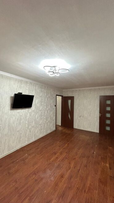 дом дордой келечек: 2 бөлмө, 43 кв. м, 104-серия, 1 кабат, Косметикалык ремонт