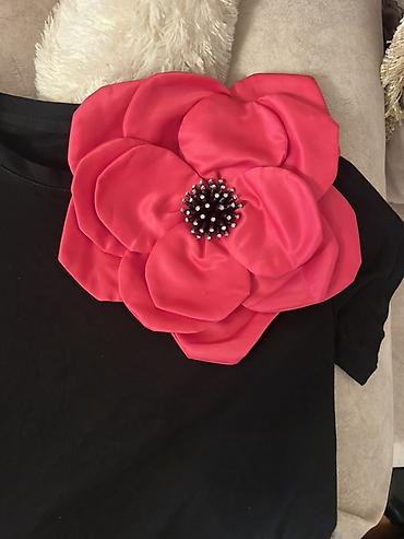 oversize şalvar: Yaxssinda olan gül cxir Qara T‑shirt – iri dekorativ gül aplikasiyası — 2