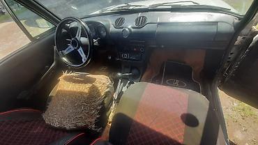 VAZ (LADA): VAZ 2106, ağ rəngli sedan. Texniki xüsusiyyətlər: - Kuzov: sedan — 12