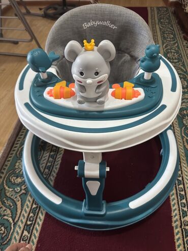 детский манеж и ходунок: Детские ходунки Babywalker серого цвета с игровым центром. Модель