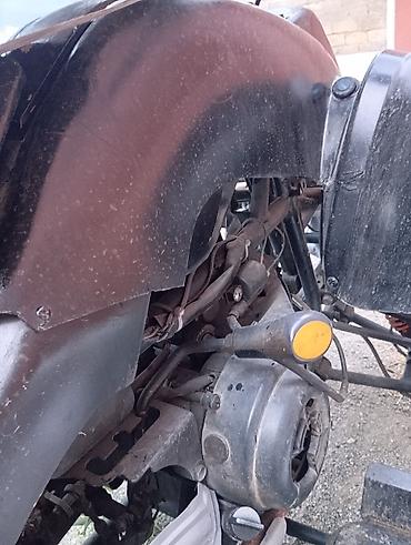 yan guzgulər s: ATV kvadrosikl – qara rəng, 4 təkərli, off-road üçün tam işlək — 4