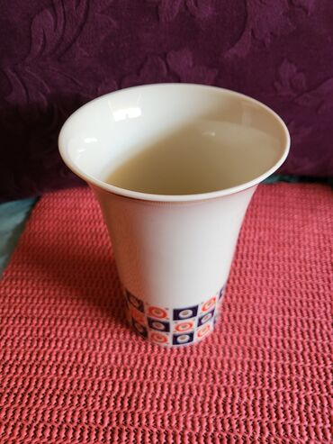 Stare vaze i dekor: Vaza nova porcelanska 70te. Visina. 15cm. Stopa. 7cm — 4