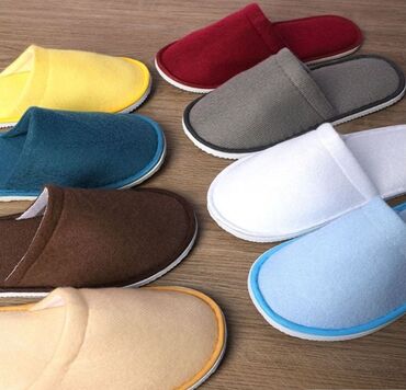 Домашние тапочки: Тапочки унисекс, представленные в различных вариантах: из тисненой — 5