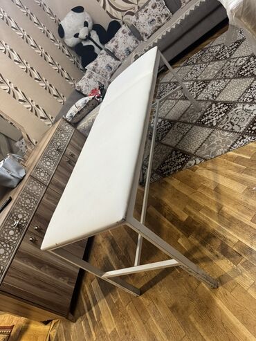astara mebel: Ağ dəri örtüklü və metal çərçivəli uzanmaq üçün nəzərdə tutulmuş