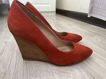 красные туфли: Туфли Mango, б/у, цвет красный, натуральная замша, в хорошем