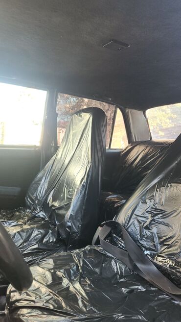 VAZ (LADA): Vaz 2107, ağ rəngli sedan Texniki xüsusiyyətlər: - Ban tipi: sedan, 4 — 4