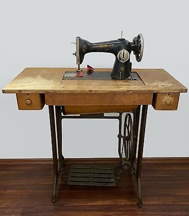 dərzi masini: Tikiş maşını ayaq pedalı ilə işləyir . Mator qoşmaü üçün yeri var — 1