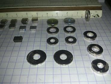 Другие аксессуары для салона: Неодимовые магниты. Разного размера и формы. Образцы на фото, линейка — 16