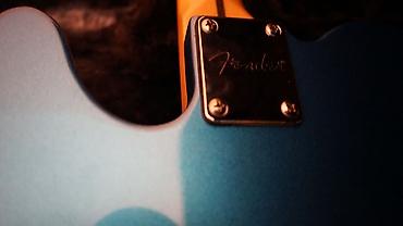 бас гитара: Электрогитара Fender Telecaster (лик с логотипом Fender), в комплекте — 7