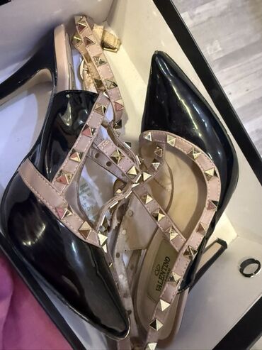 Toy paltarları və aksesuarları: Valentino Garavani Rockstud qadın tuflisi. 140 azna alınıb - Model