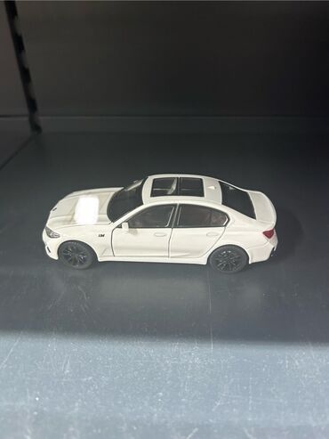Avtomobil modelləri: Miqyaslı model avtomobil – BMW M3 sedan, ağ rəngdə - Korpus: detallı — 2