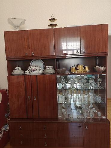 qab skafi: Mebel vitrin-divan qab dolabı - Material: laklı ağac səth, klassik — 1