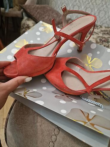 Qadın ayaqqabısı – açıq burunlu, nazik kəmərli sandal tipli model. -