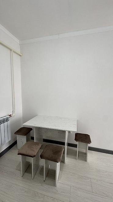 Аренда помещений свободного назначения: Сдается квартира: Планировка и характеристики: - Прихожка. - — 4