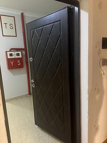 Ev və bağ: Metall giriş qapısı – tünd palıd tonunda, romb naxışlı dekor paneli — 2
