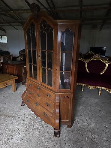 Stilske vitrine: Vitrina/komoda od punog drveta sa vitraž staklom i bogatim — 2