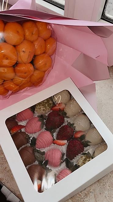 Кондитерские изделия, сладости: Клубника в шоколаде — набор ягод премиального размера, покрытых — 8