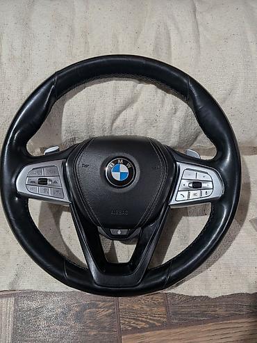 Рулевое колесо BMW с многофункциональными кнопками и подрулевыми