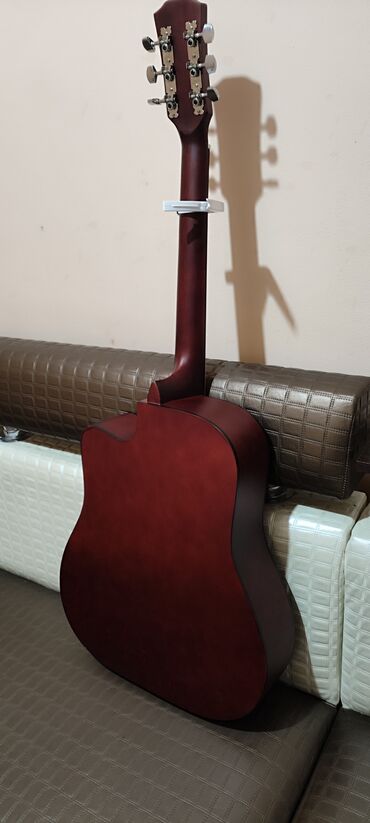 Гитары: Акустическая гитара с вырезом (тип корпуса Dreadnought Cutaway), 6 — 6