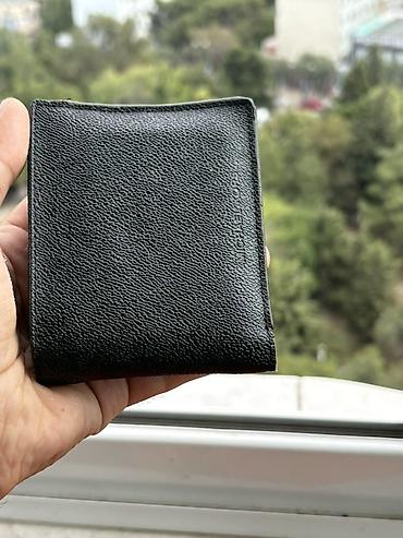 batinka kişi: Michael Kors kişi pul kisəsi – qara rəng, dəri. Xüsusiyyətlər: - — 1