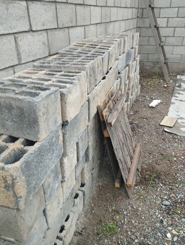 бетонный блок: Продаю шлакоблок б/у в хорошем состоянии в количестве 300 шт