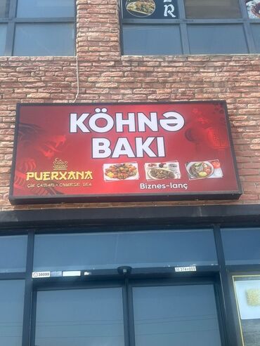 аренда кафе без посредников: Restoranın ön hissəsində quraşdırılmış "Köhnə Bakı" loqosu, qırmızı