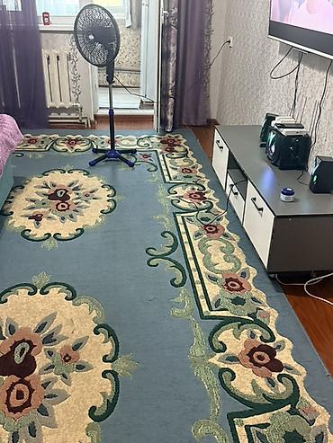 Ковер напольный с узором в классическом стиле. Очень плотный размер 5