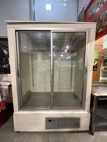 Soyuducu vitrinləri: Ət vitrini mağaza bağlandığıyçün satılır 800 manata.Ünvan