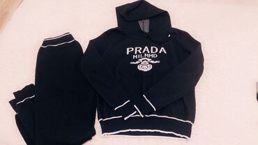 adidas qaçış üçün qadın krossovkaları: Qara rəngli iki hissəli idman dəsti: - Üst: qapaqlı başlıqlı