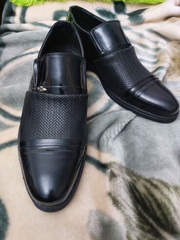 бут кийим жыйнагыч: Продаются туфли мужские новые размер 41. цена 1100 сом