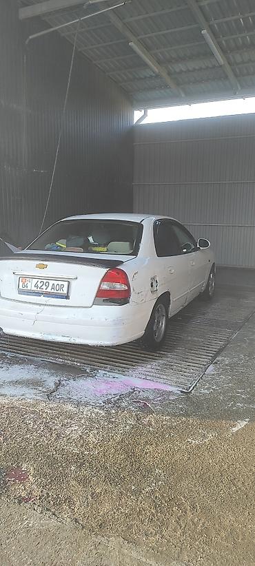 Другие автомобили: Белый седан компакт‑класса с передним приводом. Кузов 4‑дверный, на — 8