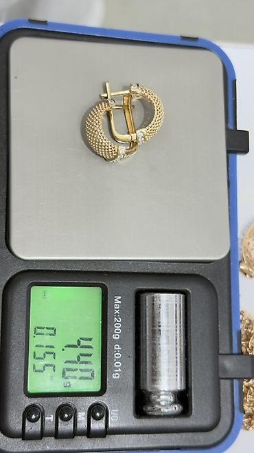 Серьги: Золотые серьги, 2 пары, резной узор Пара 1: - Форма: изогнутые — 12